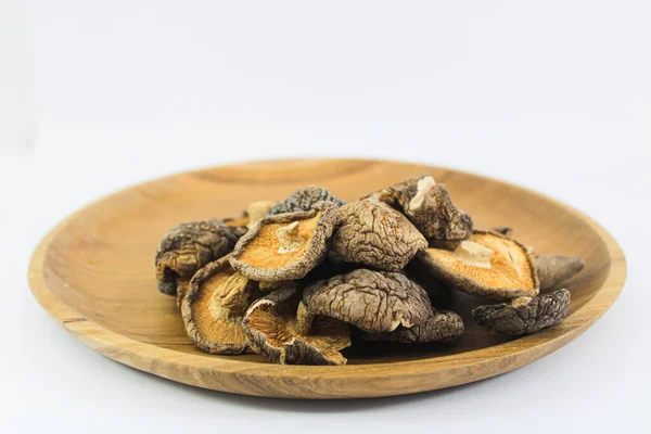 Shitake Mantarı ve Tarçın 'ı ahşap tabakta kapatın.