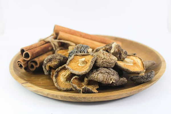 Shitake Mantarı ve Tarçın 'ı ahşap tabakta kapatın.
