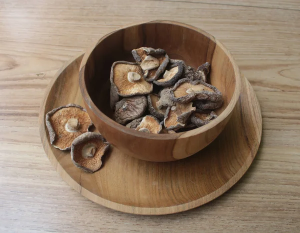 Tahta kasede Shitake Mantarı 'nı kapat.