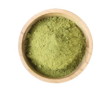 Üst Manzara Moringa yaprak tozu Ahşap bir kase üzerinde beyaz bir arka plan