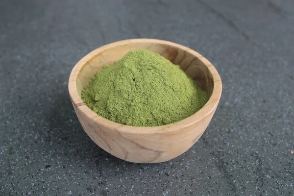 Ahşap bir kasede Moringa tozu