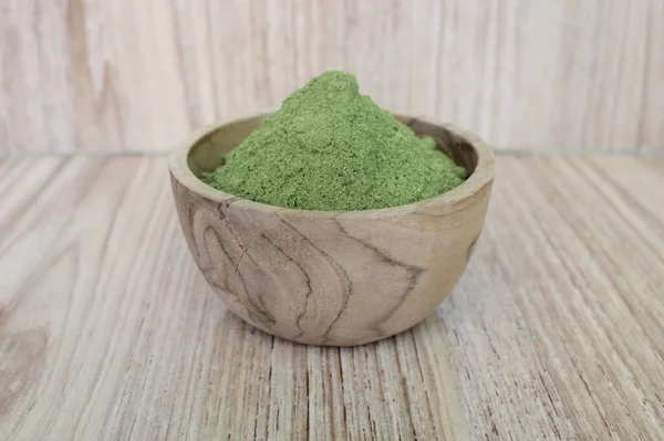 Tahta bir kasede Moringa tozu