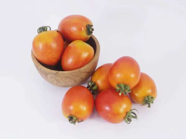 나무로 그릇에 토마토를 배경으로 감는다 — 스톡 사진