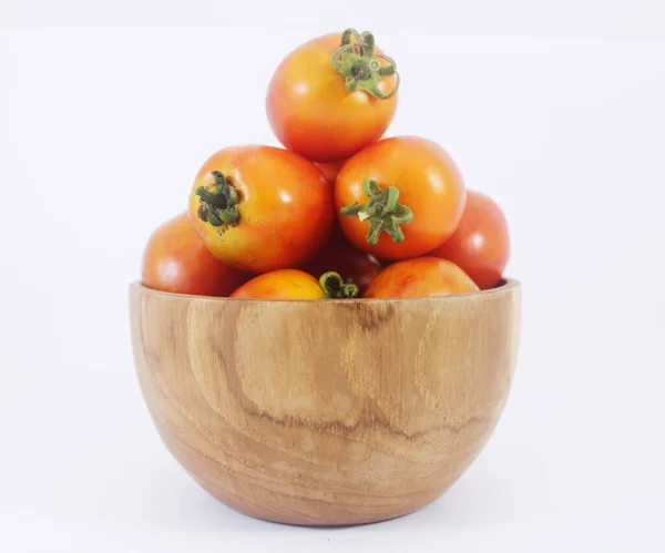 木のボウルに新鮮なトマトを入れて — ストック写真