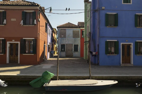 Strade colorate e cantieri dell'isola di Burano, Laguna di Venezia, Italia — Foto Stock