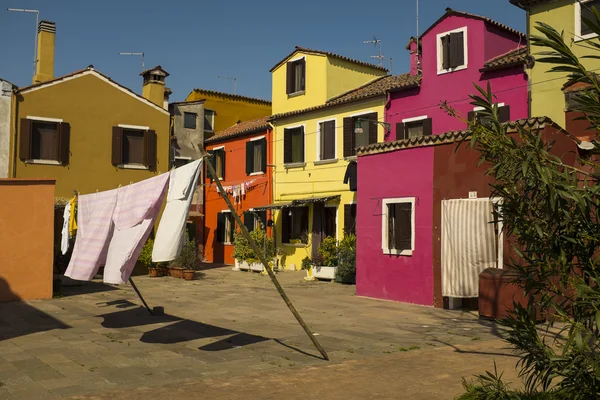 Coloridas calles y patios de la isla de Burano, laguna de Venecia, Italia — Foto de Stock