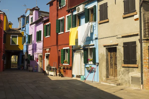 カラフルな街、イタリア、ヴェネツィアのラグーン、ブラーノ島ヤード — ストック写真