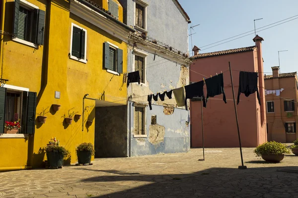 Strade colorate e cantieri dell'isola di Burano, Laguna di Venezia, Italia — Foto Stock