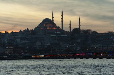 Istanbul Süleymaniye Camii ve Yeni Cami Bosfor akşam görüntülemek
