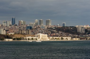 Biri Dolmabahçe Sarayı Istanbul dünyanın en görkemli saraylar. Boğaz manzarası.