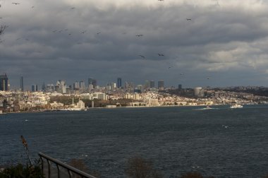 Biri Dolmabahçe Sarayı Istanbul dünyanın en görkemli saraylar. Boğaz manzarası.