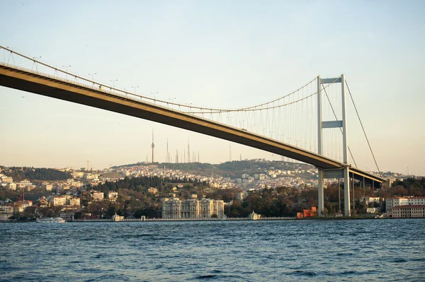 Beylerbeyi Palaces and bridge over the Bosphorus, Turkey — Stock Photo, Image