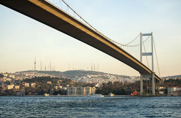 Beylerbeyi Palacios y puente sobre el Bósforo, Turquía — Foto de Stock