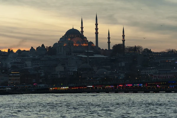 Мечеть Сулеймание в Стамбуле и вид на новую мечеть из Босфора в вечернее время — стоковое фото