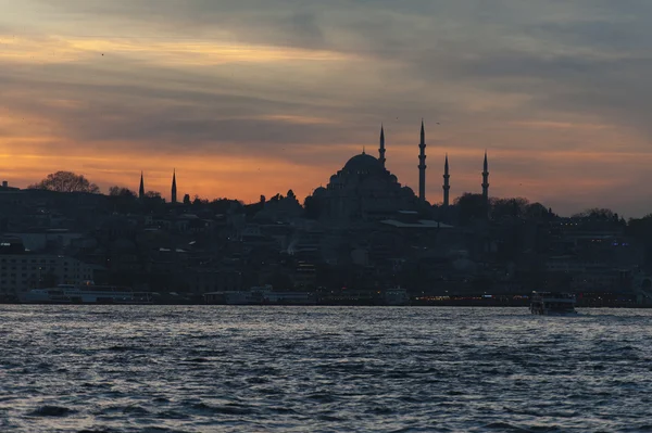 Мечеть Сулеймание в Стамбуле и вид на новую мечеть из Босфора в вечернее время — стоковое фото