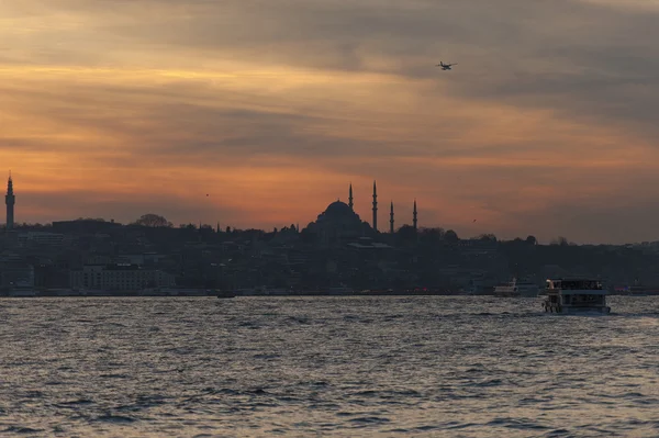 Istanbul Suleymaniye Mosque and New Mosque view from Bosfor at evening time — Stock Photo, Image