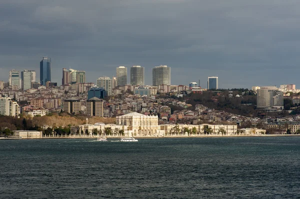 Biri Dolmabahçe Sarayı Istanbul dünyanın en görkemli saraylar. Boğaz manzarası.