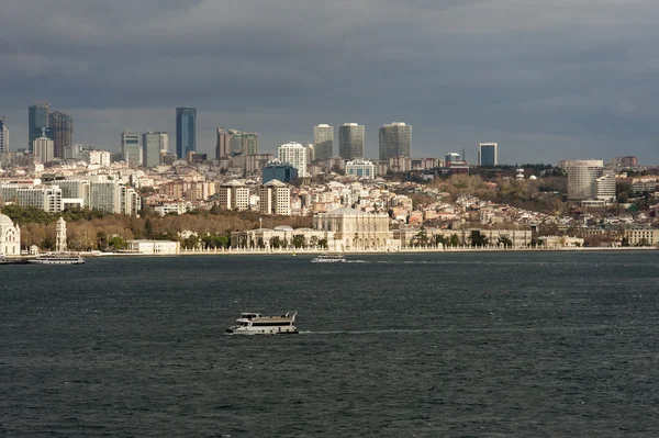 Yksi maailman hohdokkaimmista palatseista Dolmabahce Palace Istanbul. Näkymä Bosporista . — kuvapankkivalokuva