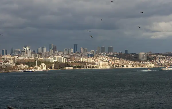 Один из самых гламурных дворцов в мире Dolmabahce Palace Istanbul. Вид из Босфора . — стоковое фото