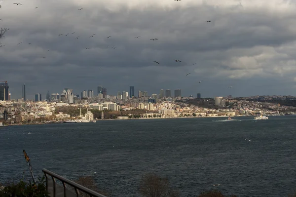 Uno de los palacios más glamorosos del mundo Dolmabahce Palace Istanbul. Vista desde el Bósforo . — Foto de Stock