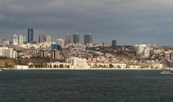 Один из самых гламурных дворцов в мире Dolmabahce Palace Istanbul. Вид из Босфора . — стоковое фото