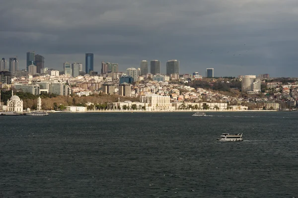 Einer der glamourösesten Paläste der Welt dolmabahce Palast istanbul. Blick vom Bosporus. — Stockfoto