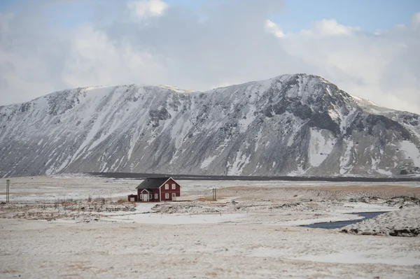 Paisagem de inverno com montanha, muita neve e casa de leitura — Fotografia de Stock