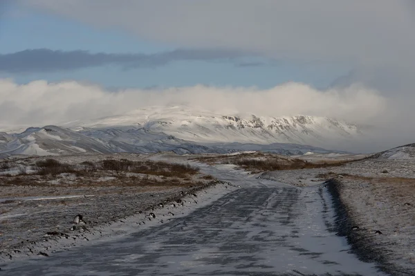 Paisagem de inverno com montanha, muita neve e estrada — Fotografia de Stock