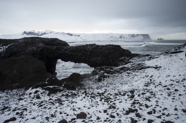 South Iceland sahilinde siyah kum beach ile okyanus dalgalarının