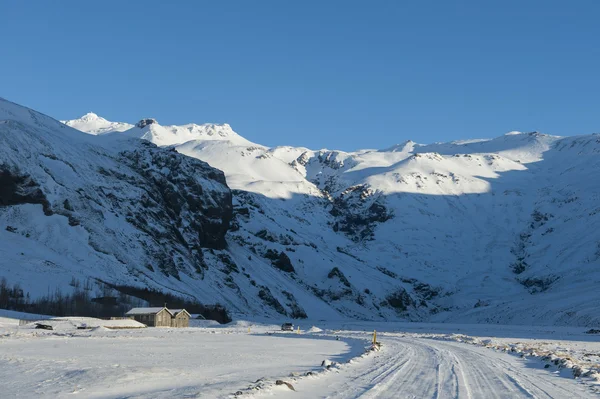 Island landskap: Vintern Island Lanscape med gamla hus — Stockfoto