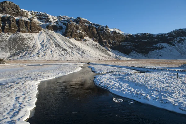 川とアイスランドの風景: 冬のアイスランド風景 ロイヤリティフリーのストック写真