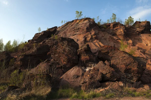 赤い岩 Chervonograd 地質と工業地区の積み重ねを無駄に — ストック写真
