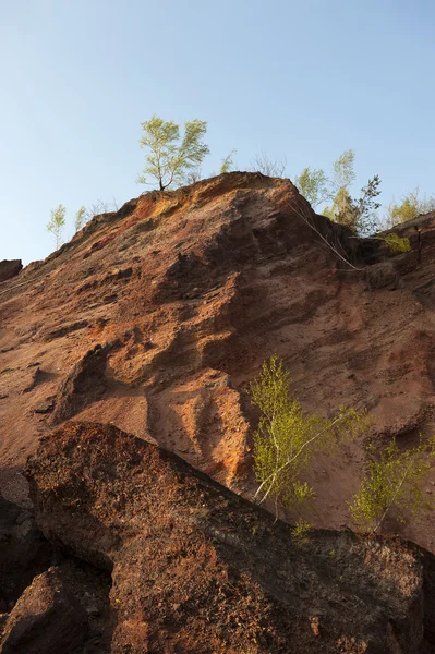 Отходы груды красных пород Червоноградского геологического и промышленного района — стоковое фото