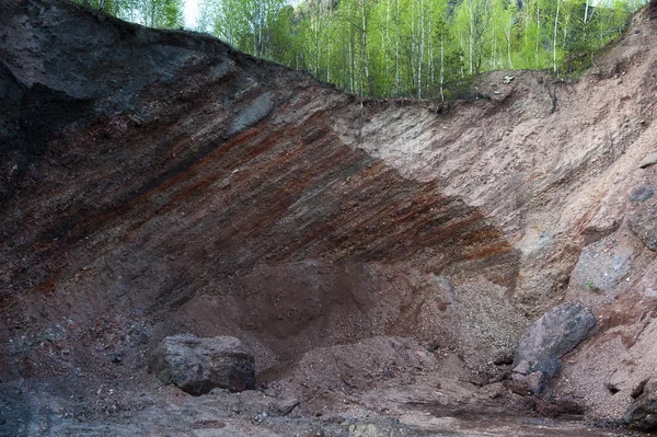 赤い岩 Chervonograd 地質と工業地区の積み重ねを無駄に — ストック写真