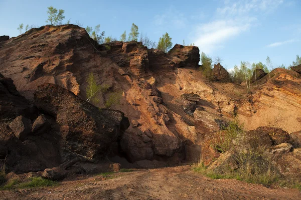 Odvalů geologické a průmyslové čtvrti v červené skály Chervonograd — Stock fotografie