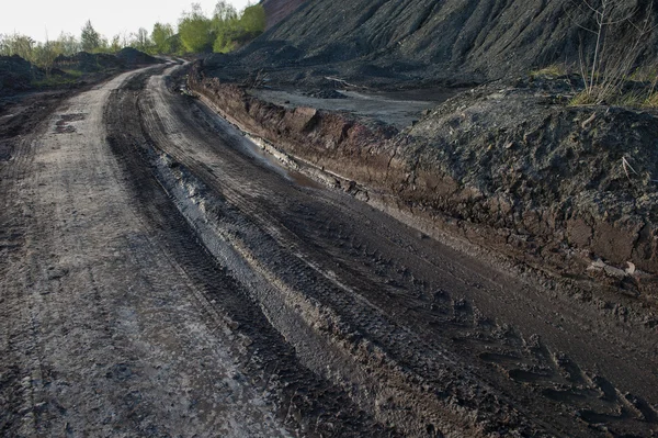 Affaldsdynger af røde sten Chervonograd geologiske og industrielle distrikt - Stock-foto