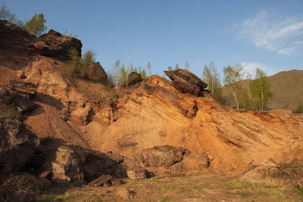 赤い岩 Chervonograd 地質と工業地区の積み重ねを無駄に — ストック写真