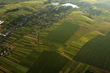 Alanlar ve kırsal yeşil ve sarı bölümlerinde havadan görünümü