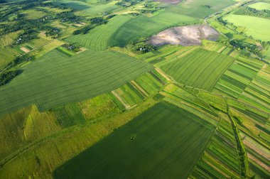 Alanlar ve kırsal yeşil ve sarı bölümlerinde havadan görünümü