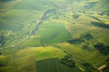Alanlar ve kırsal yeşil ve sarı bölümlerinde havadan görünümü