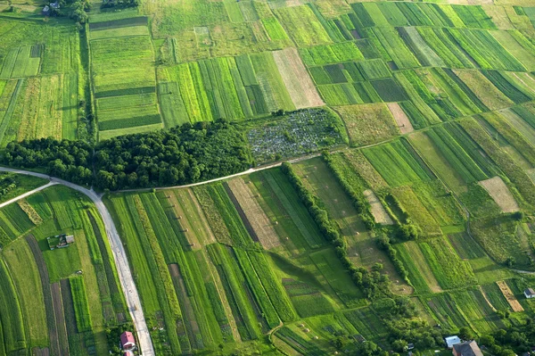 Letecký pohled na zelené a žluté části polí a krajina — Stock fotografie