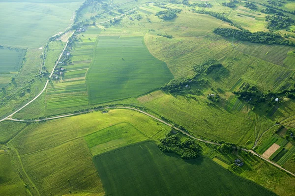 Letecký pohled na zelené a žluté části polí a krajina Stock Snímky