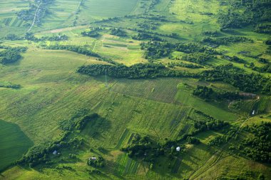 Alanlar ve kırsal yeşil ve sarı bölümlerinde havadan görünümü