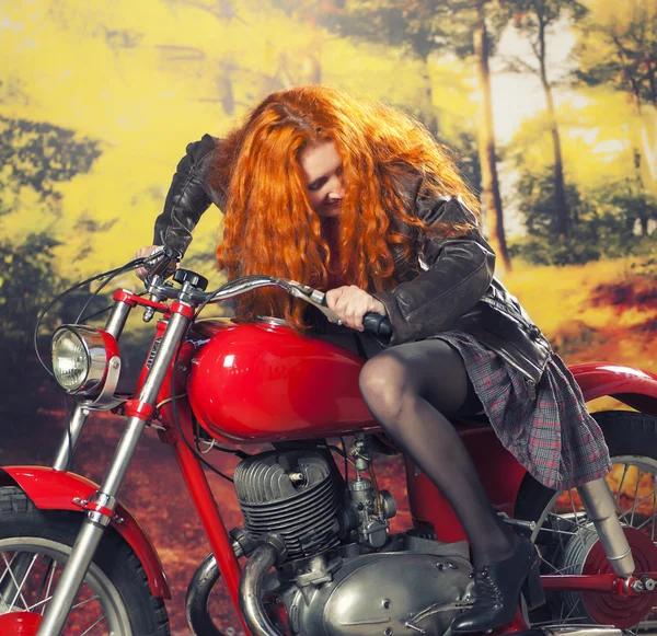Chica Redhad en moto —  Fotos de Stock