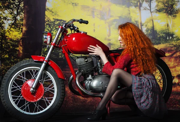 Chica Redhad en moto —  Fotos de Stock