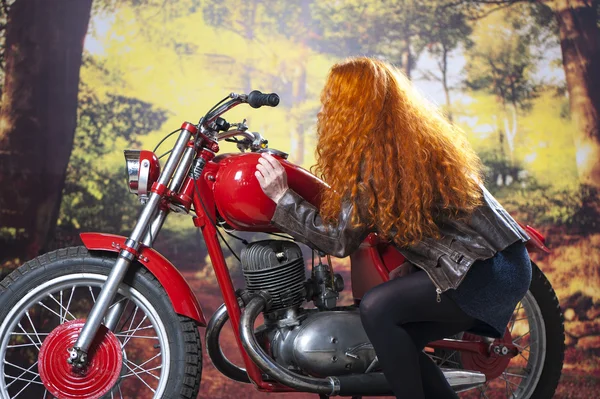 Chica Redhad en moto — Foto de Stock