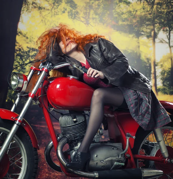 Rothaarige Mädchen auf Motorrad — Stockfoto