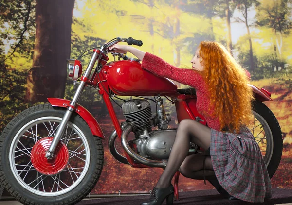 Chica Redhad en moto — Foto de Stock