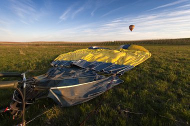Sıcak hava balonu güneşli sabah başında önce hazırlamak