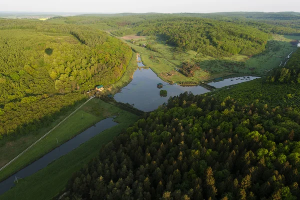 Політ на повітряній кулі, весняний ранок . — стокове фото